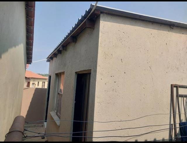 6 BEDROOM HOUSE FOR SALE IN TEMBISA CENTRAL